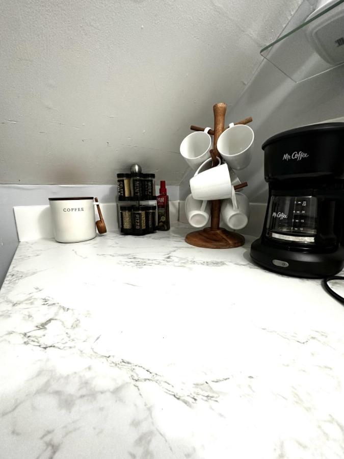 Private 1BR Mins to Downtown, Serene Backyard view 4