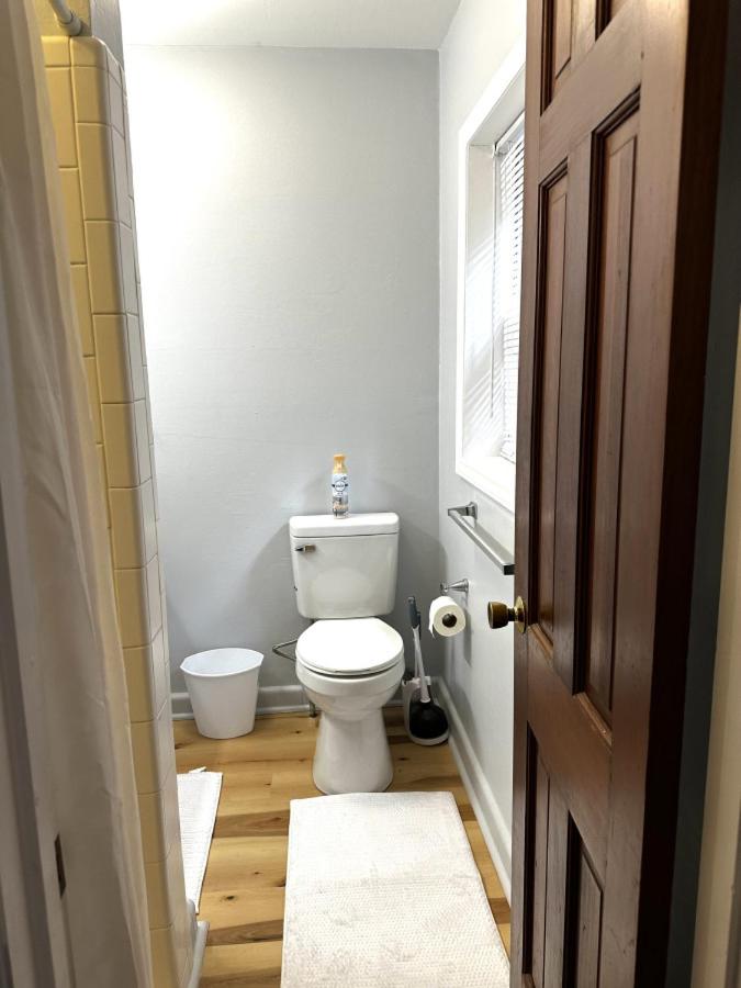Private 1BR Mins to Downtown, Serene Backyard view 5