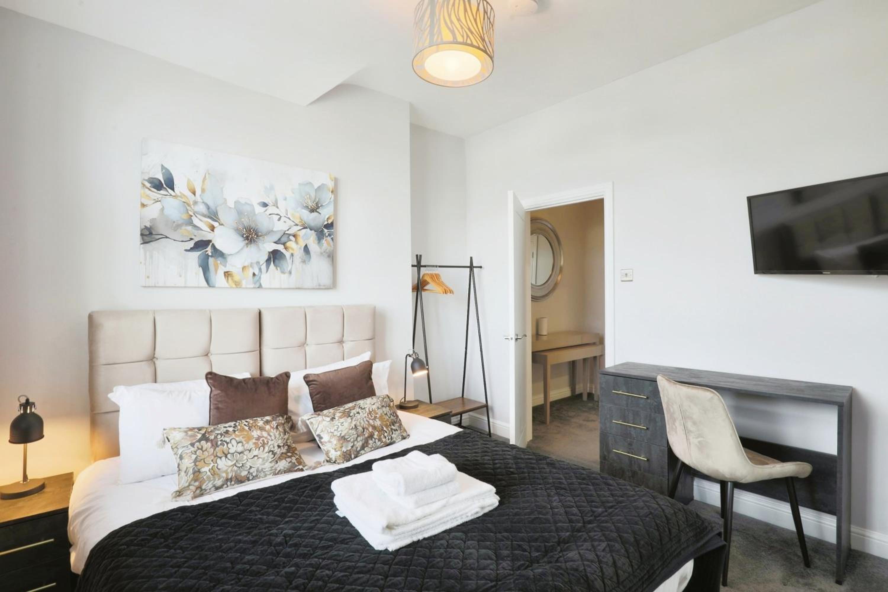 Large Luxury Home in Solihull - Sleeps 14 near NEC & BHX, photo 9