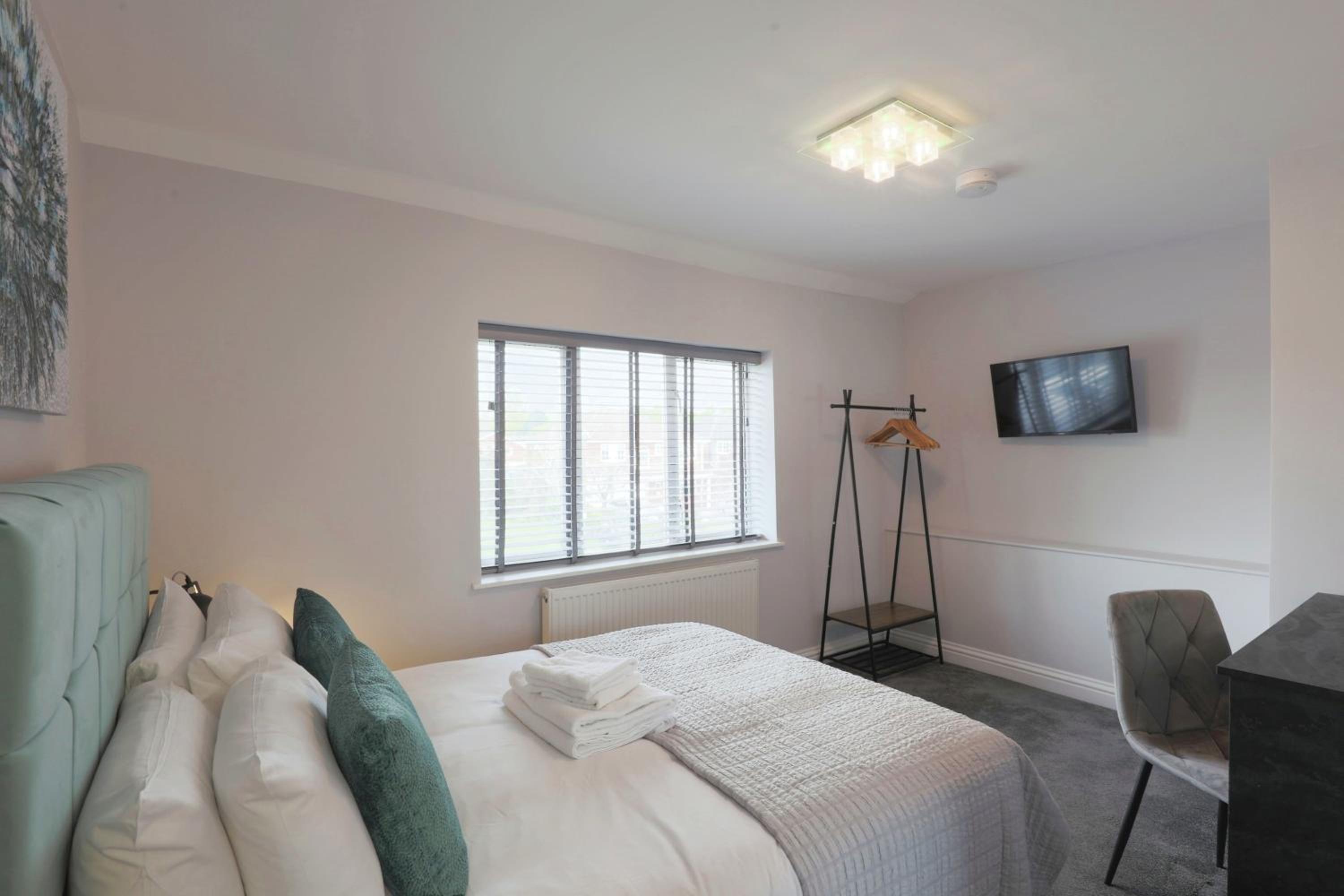 Large Luxury Home in Solihull - Sleeps 14 near NEC & BHX, photo 7