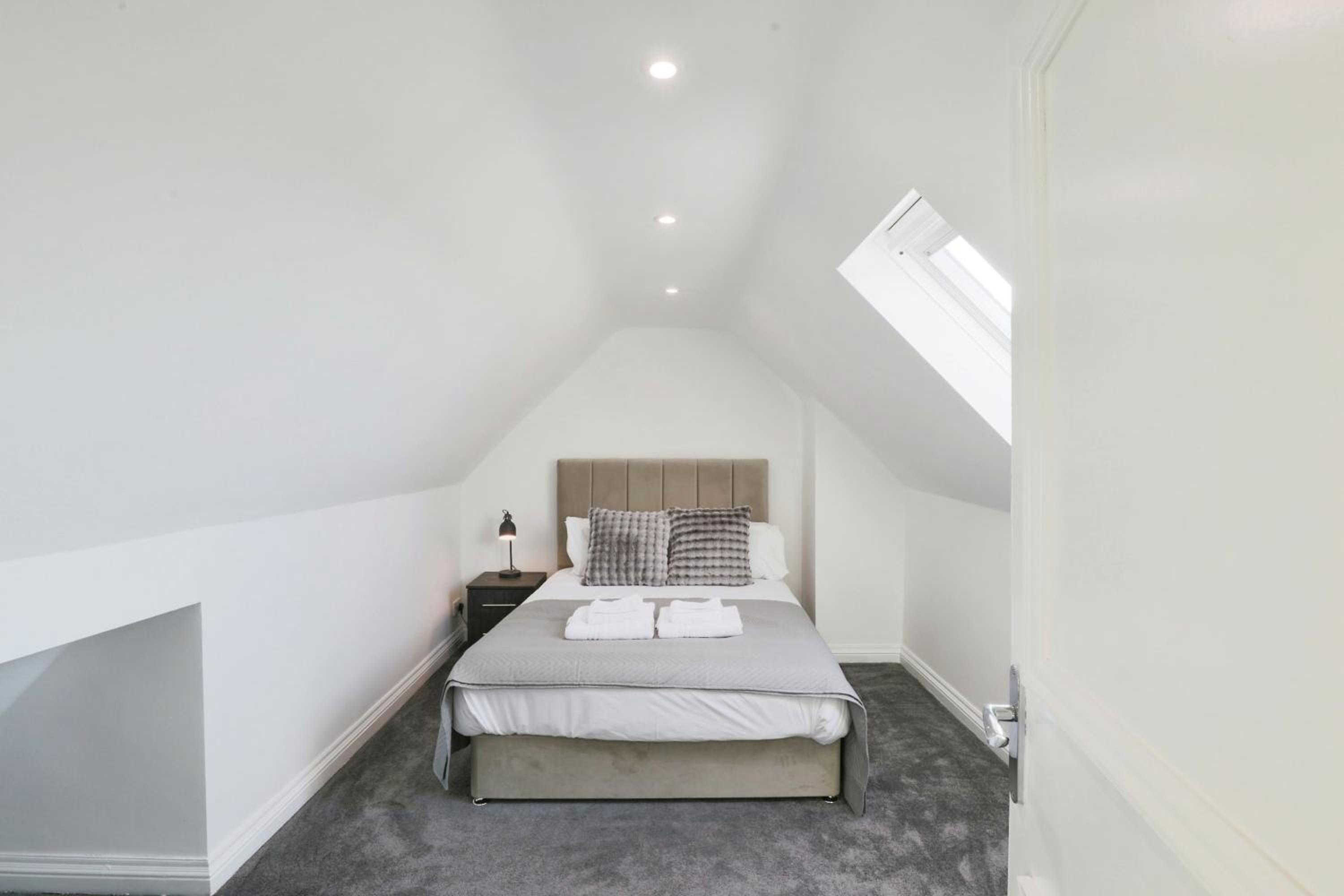 Large Luxury Home in Solihull - Sleeps 14 near NEC & BHX, photo 15