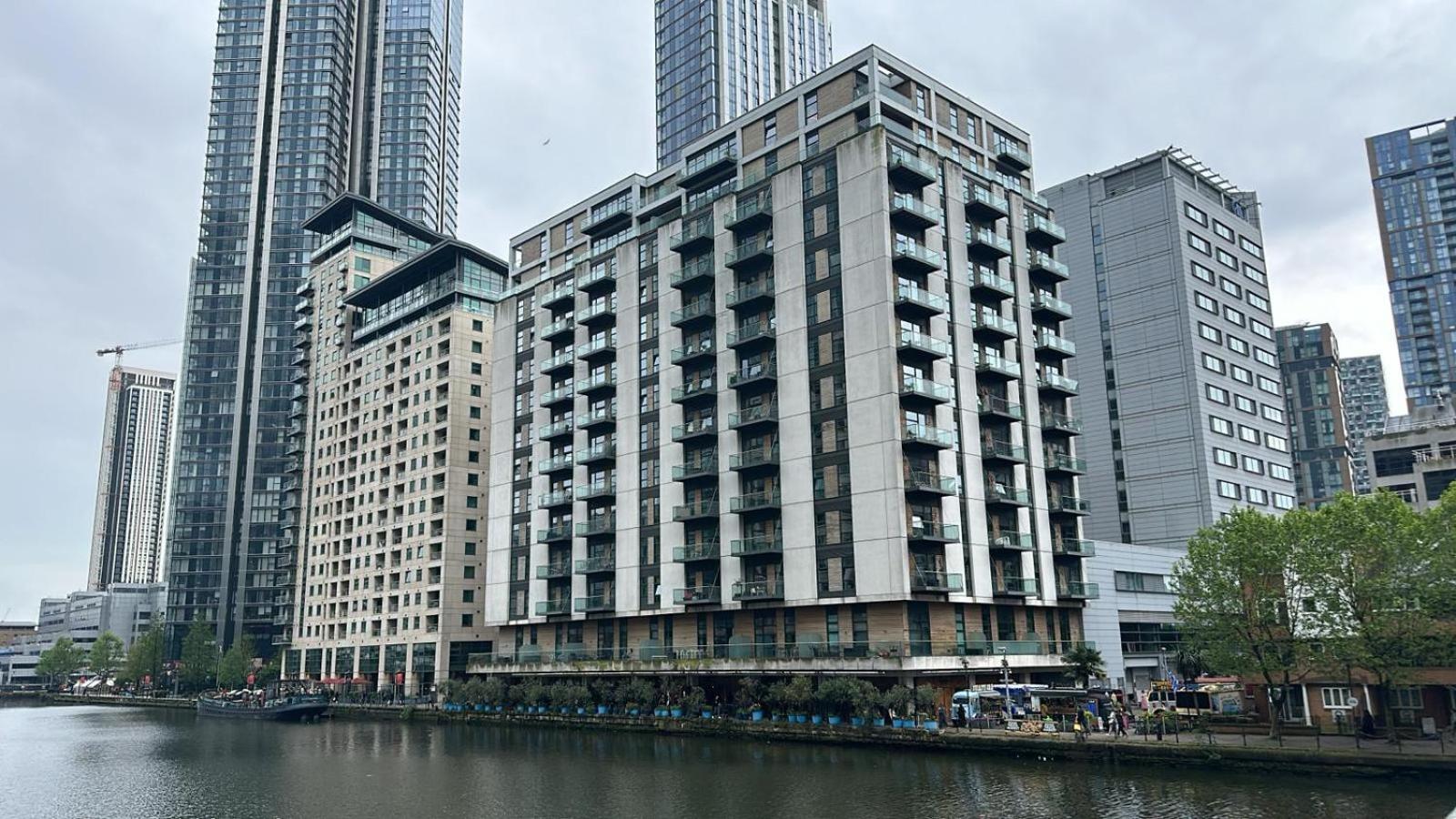 Lakes 2 Bedroom Shared Apartment In Canary Wharf With Private Bathrooms