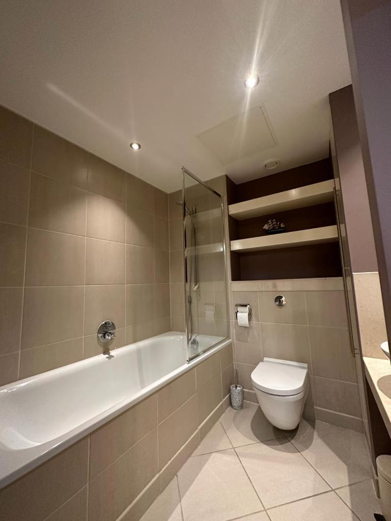 Lakes 2 Bedroom Shared Apartment In Canary Wharf With Private Bathrooms