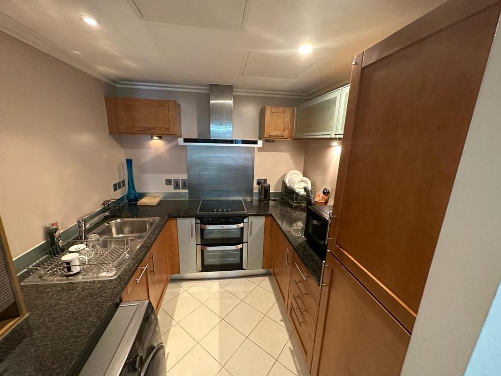 Lakes 2 Bedroom Shared Apartment In Canary Wharf With Private Bathrooms