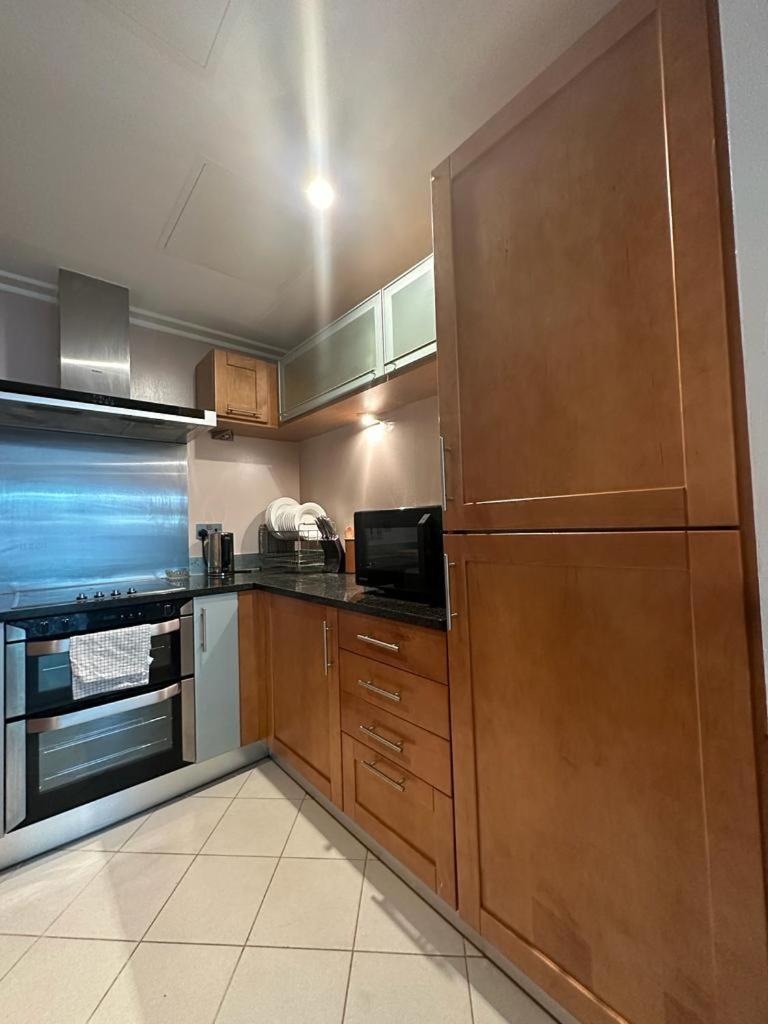Lakes 2 Bedroom Shared Apartment In Canary Wharf With Private Bathrooms