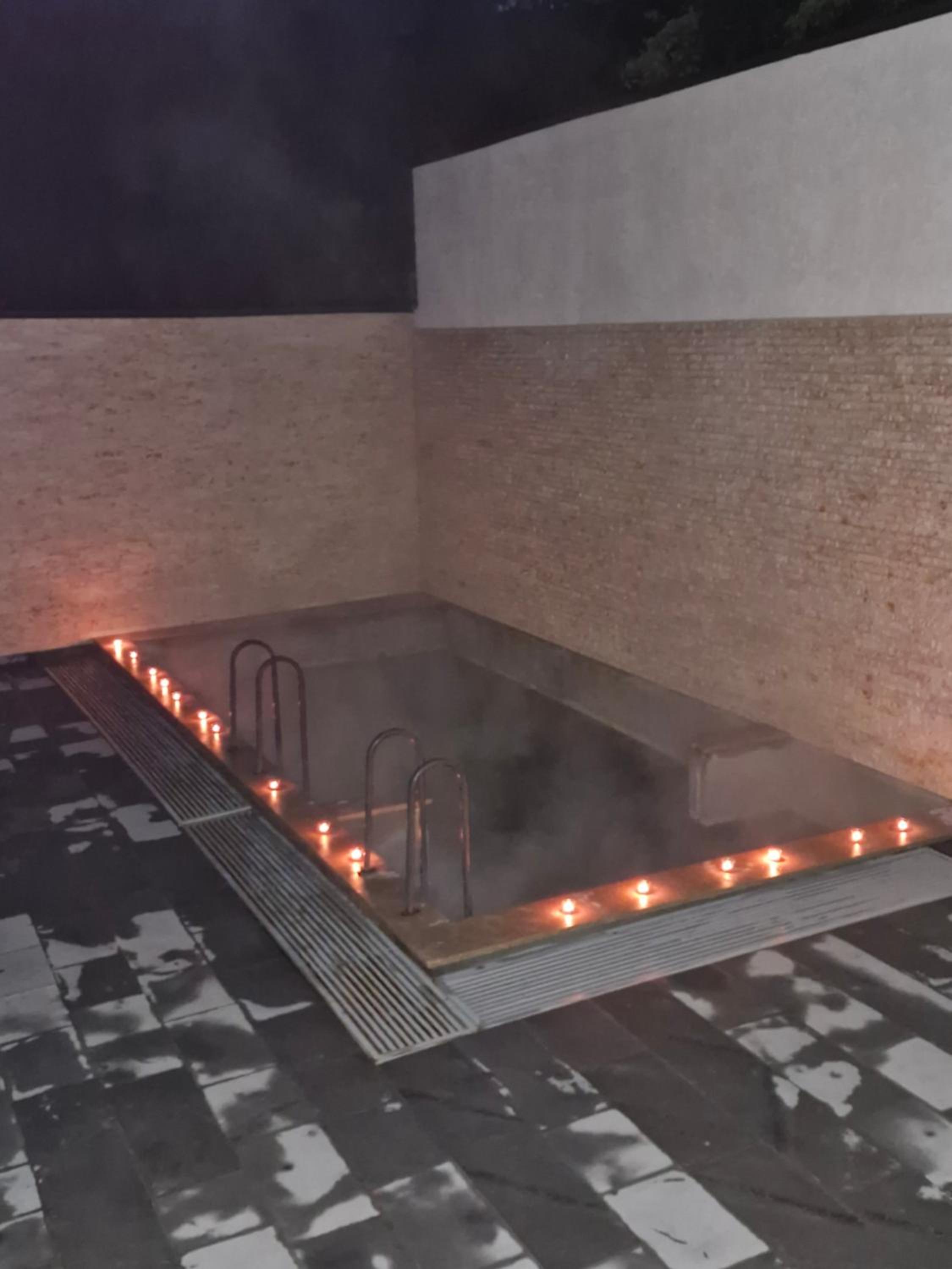Relax Mineral Hot Water House