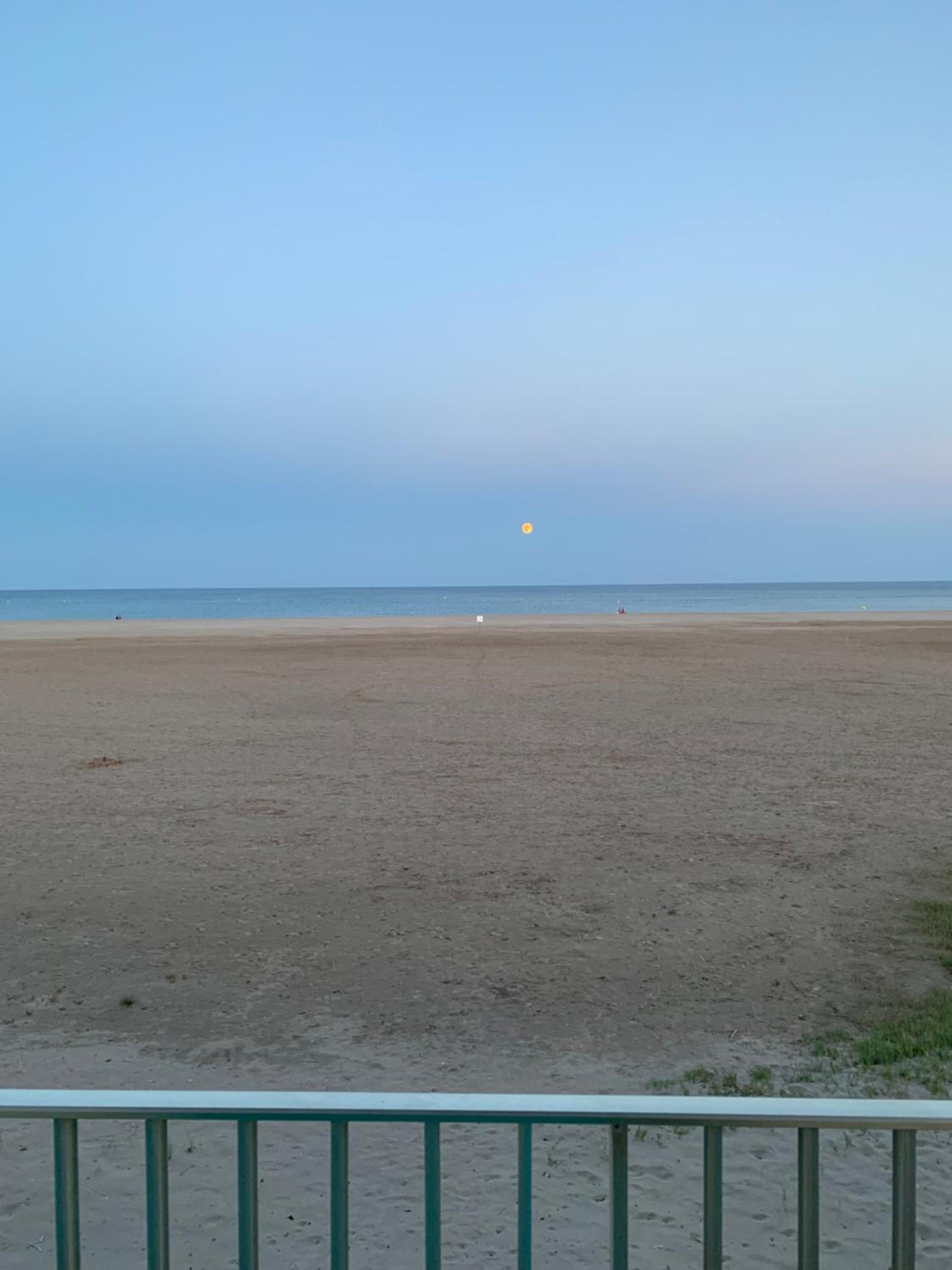 Les Corsaires direct plage près du port