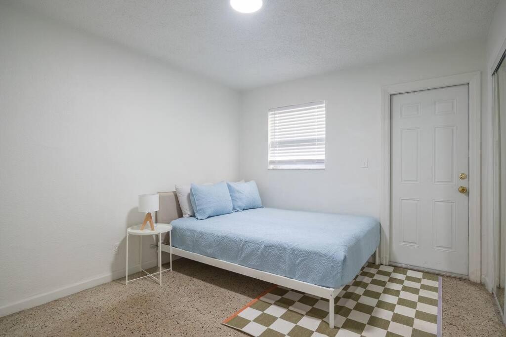 Stylish 2 bed 1 bath w/Free Parking! view 2