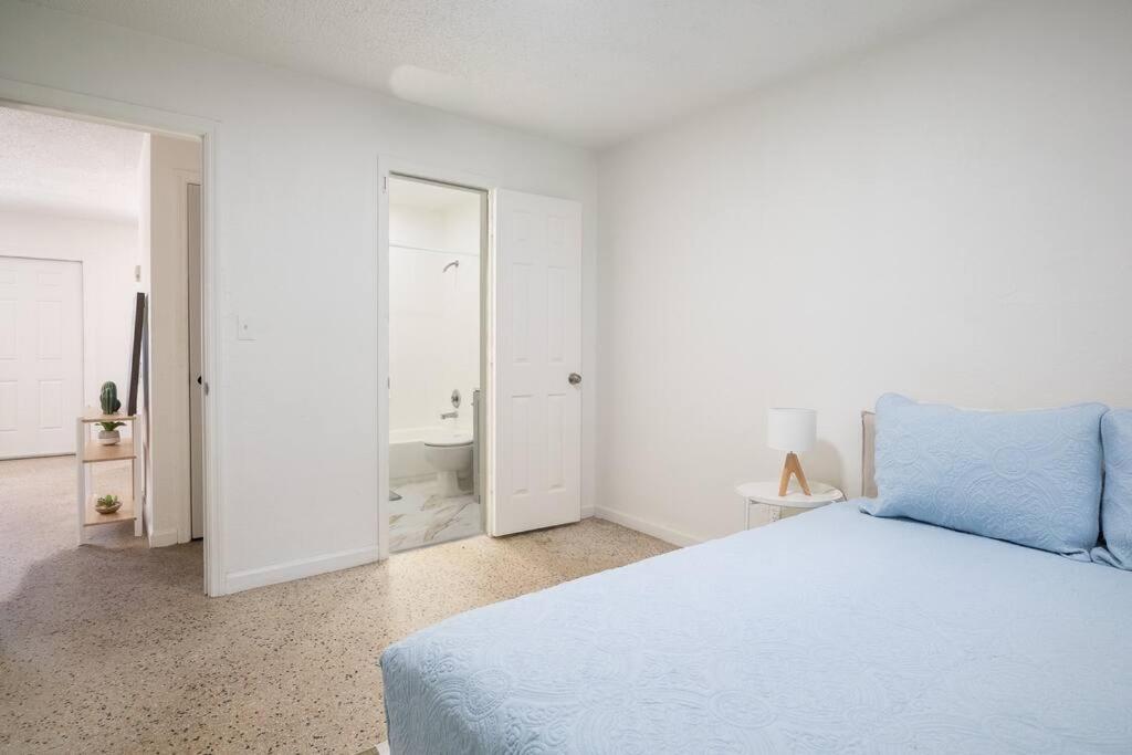 Stylish 2 bed 1 bath w/Free Parking! view 3