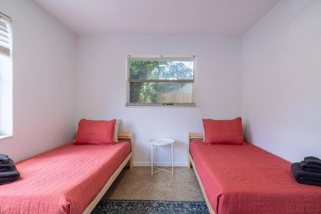 Stylish 2 bed 1 bath w/Free Parking! view 5