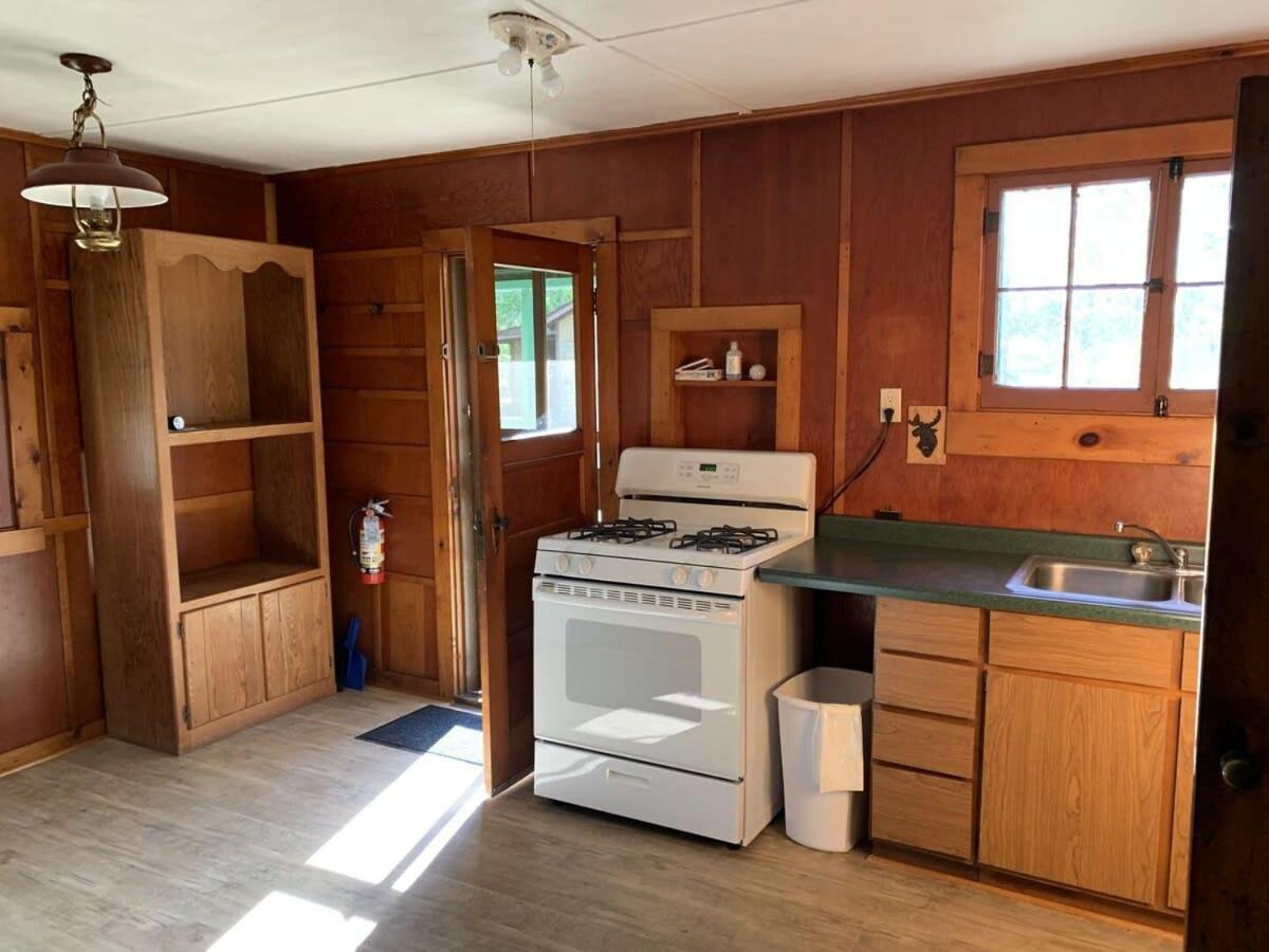 Gresham Shores - Smiling Moose - PET FRIENDLY