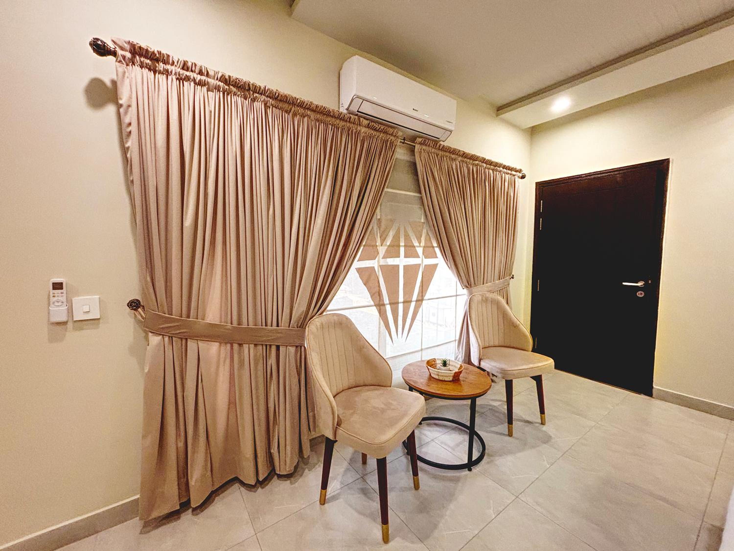 Luxury 1-Bed Apt Modern & Spacious view 4
