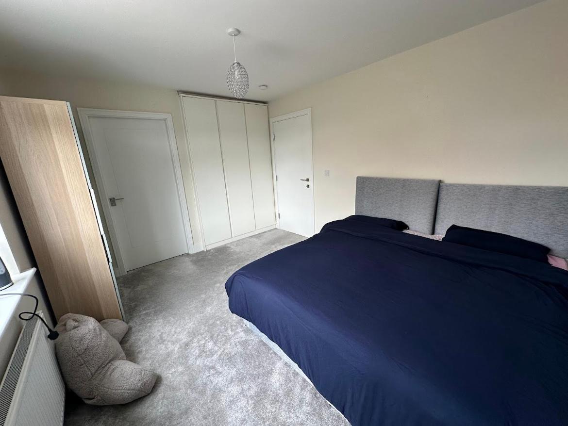 Pvt ensuite room ,25 mins train to city center