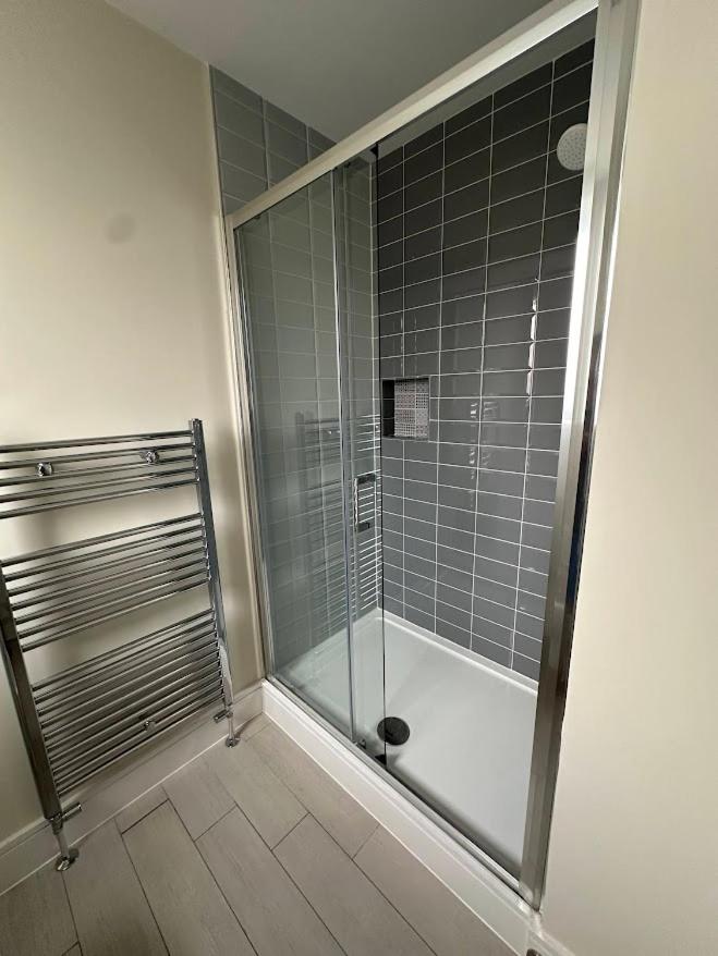 Pvt ensuite room ,25 mins train to city center