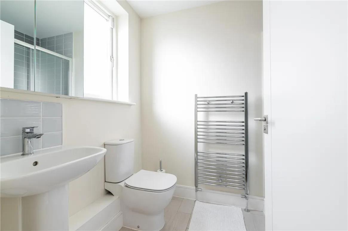 Pvt ensuite room ,25 mins train to city center