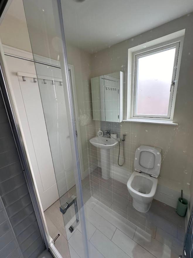 Pvt ensuite room ,25 mins train to city center