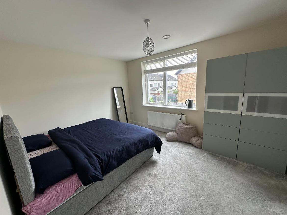 Pvt ensuite room ,25 mins train to city center