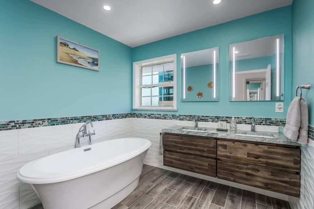 Sun-drenched Townhome on beautiful Madeira Beach! view 3