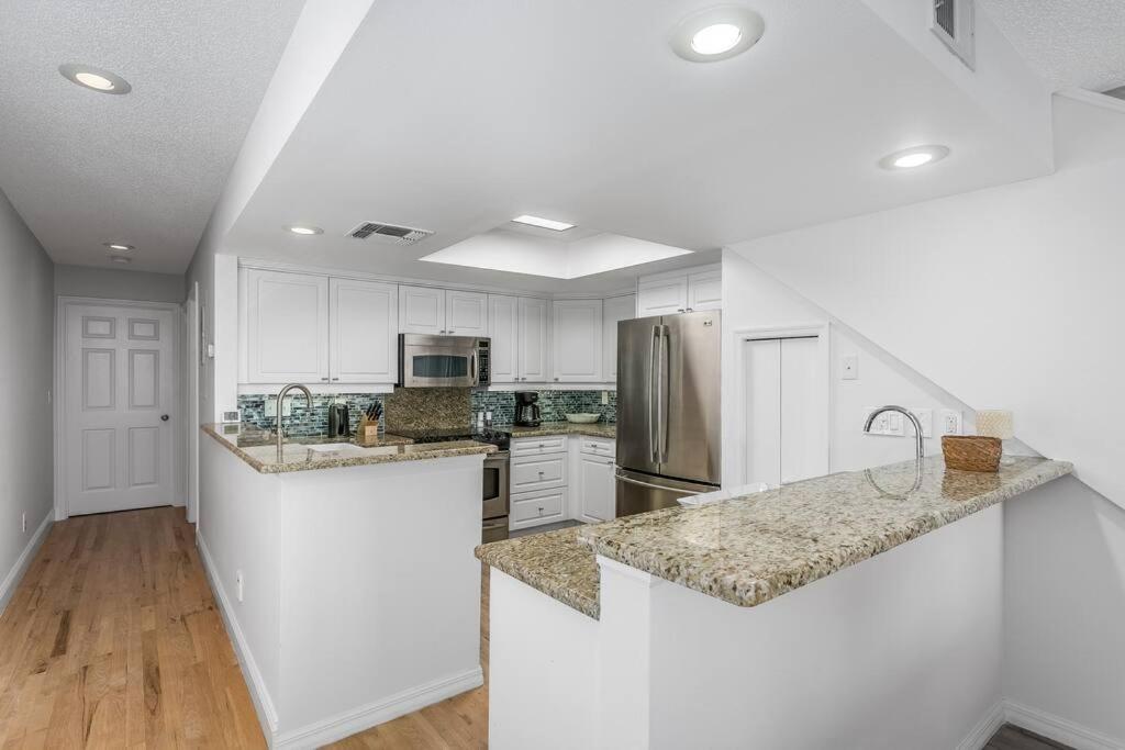 Sun-drenched Townhome on beautiful Madeira Beach! view 4