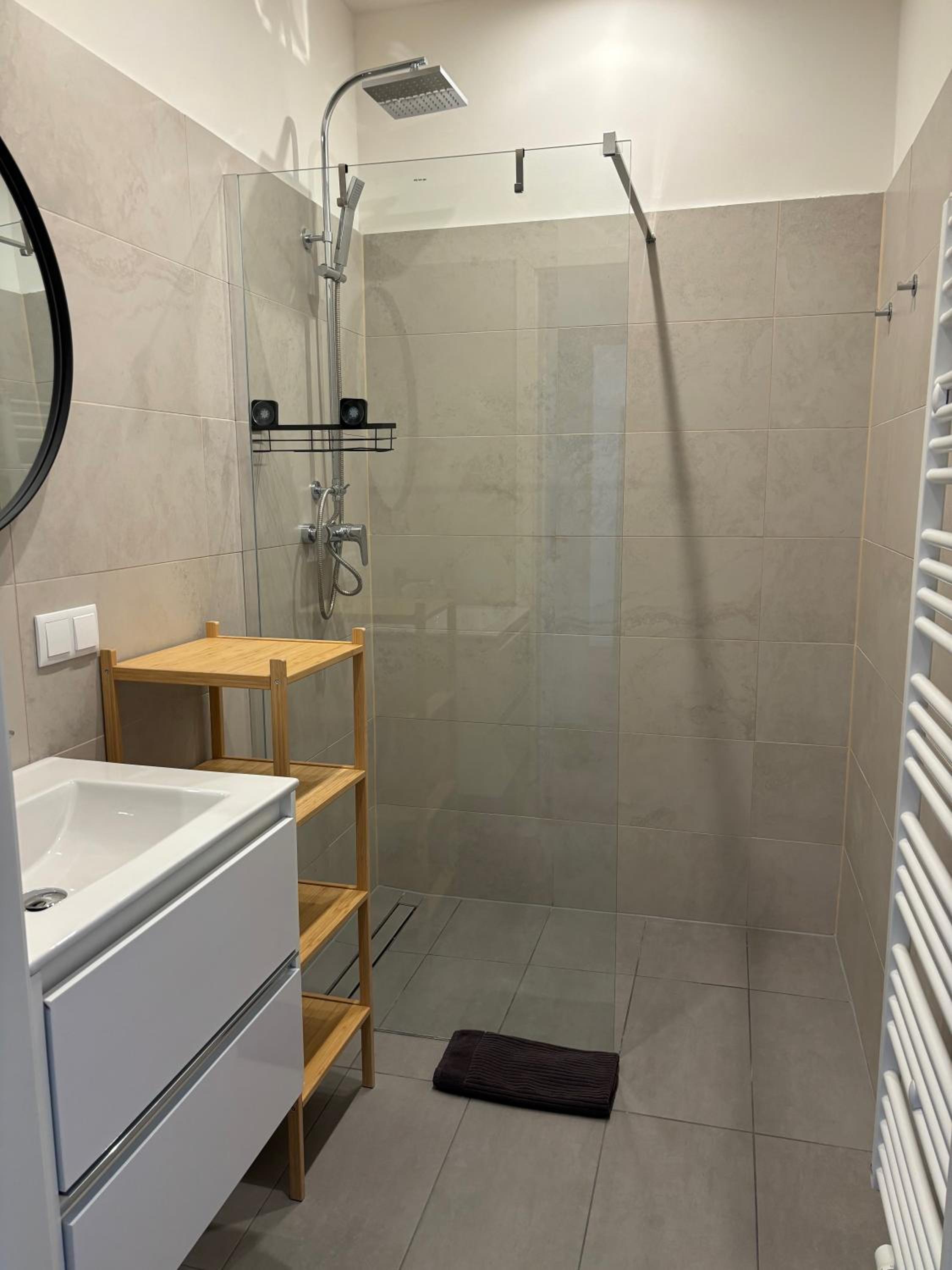 schönes Design, 3 Queensize-Betten, Walk In Dusche, Küche komplett mit Nespresso, Kinder Zusatzpaket möglich Kleinkinderbett, Kindergeschirr, Hochstuhl