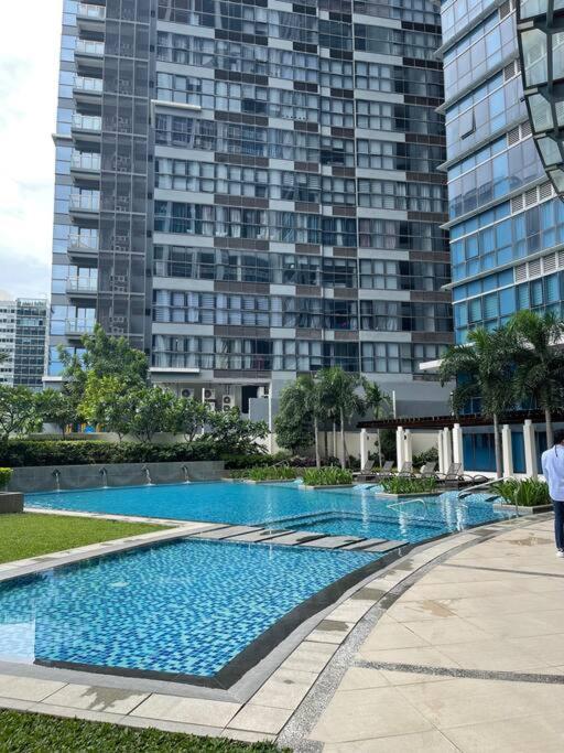 Elegant 1 BR Condo with Balcony in Uptown Parksuites II, BGC view 3
