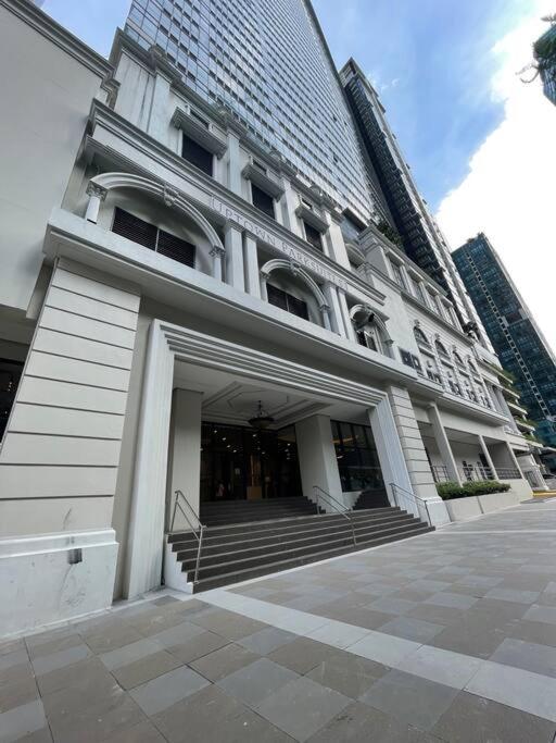 Elegant 1 BR Condo with Balcony in Uptown Parksuites II, BGC view 4