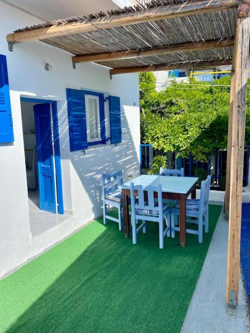 De La Roca en Órmos Aiyialís — balance & terrace
