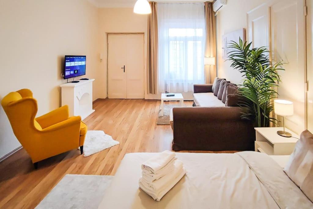 FilinHome Budapest Oktogon Suite view 2