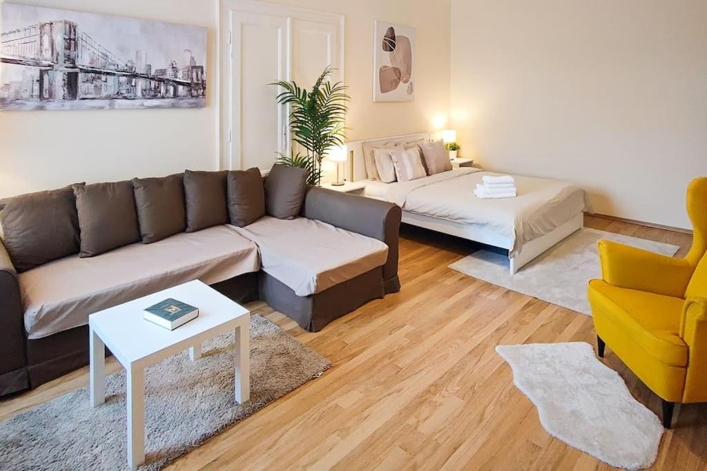 FilinHome Budapest Oktogon Suite view 5