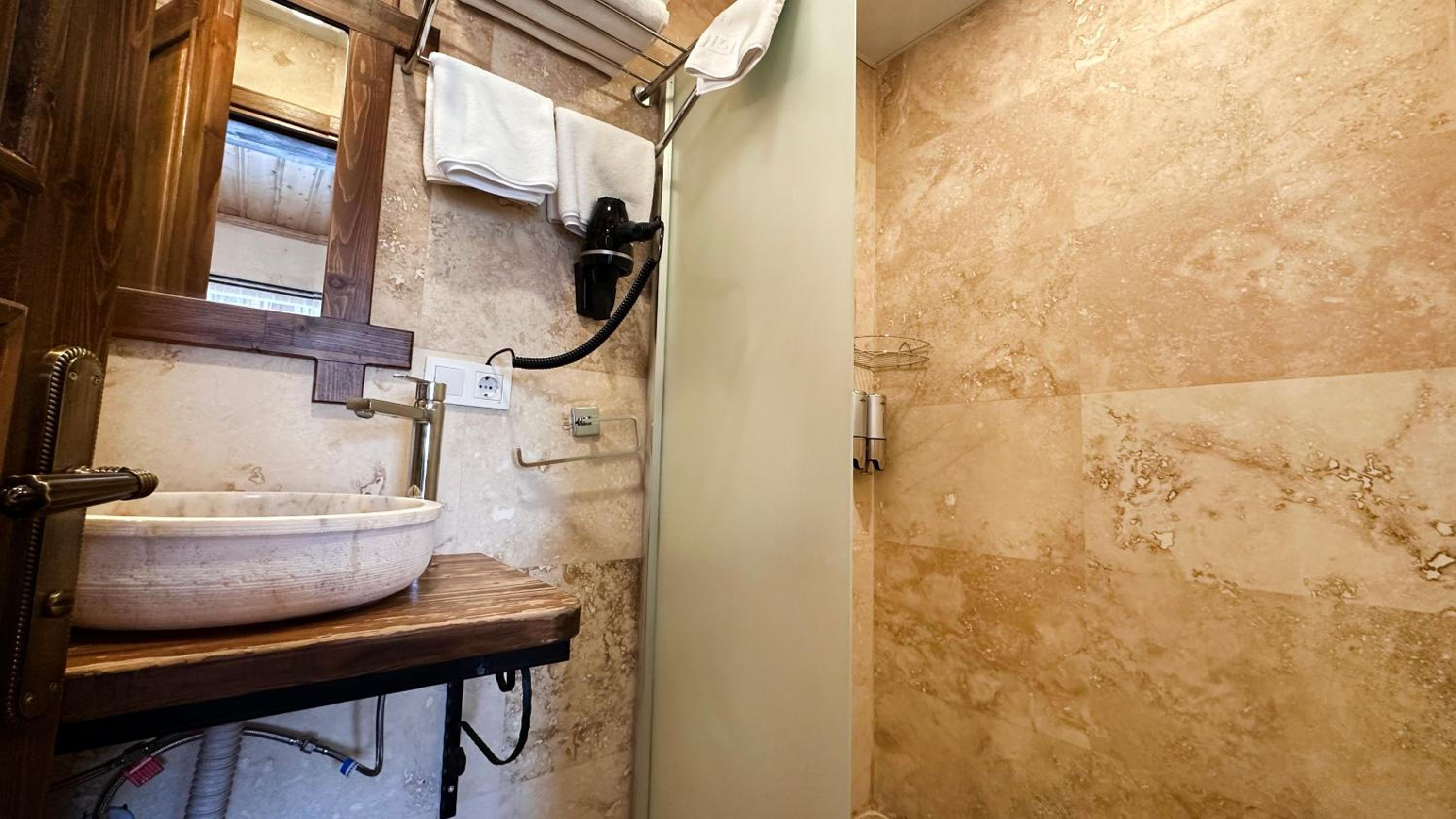 Rocca Stone House - Image 60