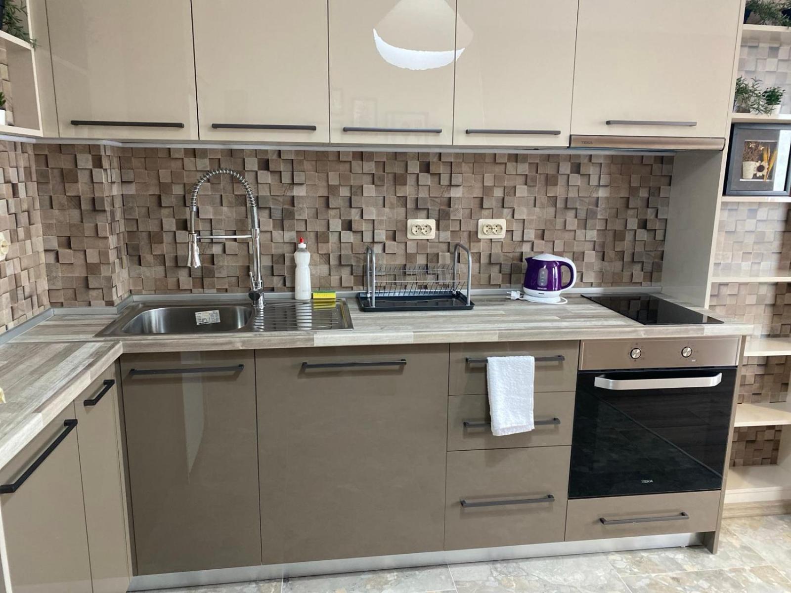 Stylish apartment near City, entire flat, 1 bedroom, 1 large bed in living room