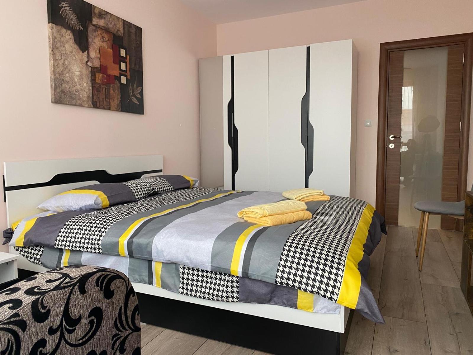 Stylish apartment near City, entire flat, 1 bedroom, 1 large bed in living room