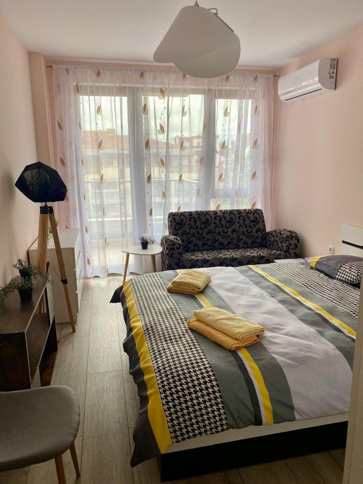 Stylish apartment near City, entire flat, 1 bedroom, 1 large bed in living room