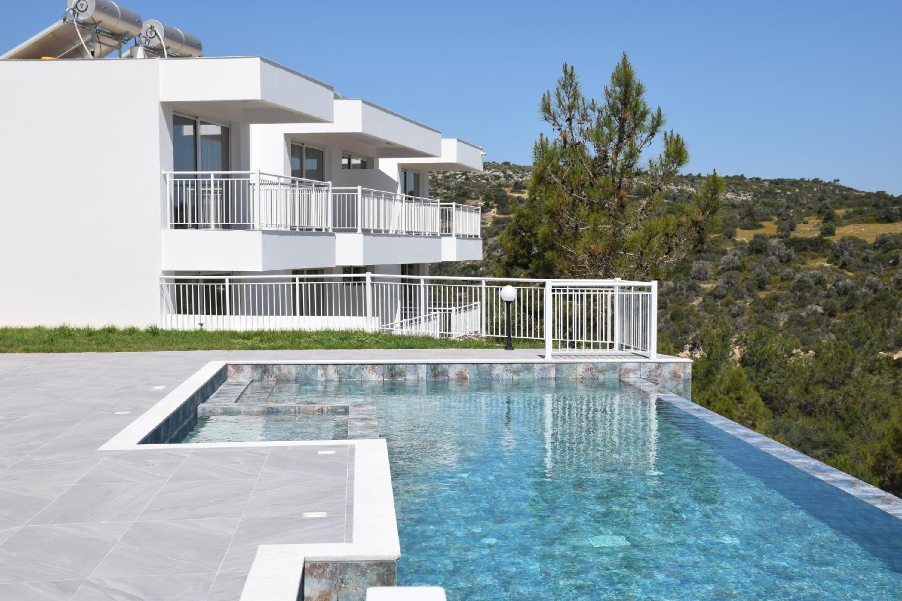 AKAMAS THRONE APARTMENTS