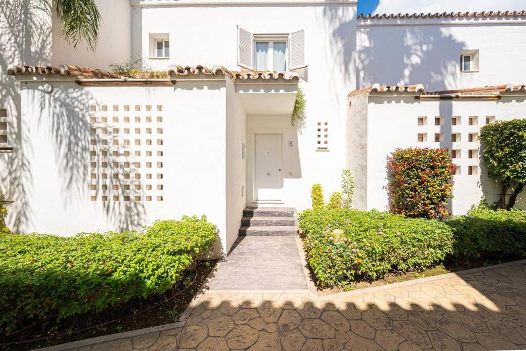 Townhouse w/ Swimming Pool and Underground Parking
