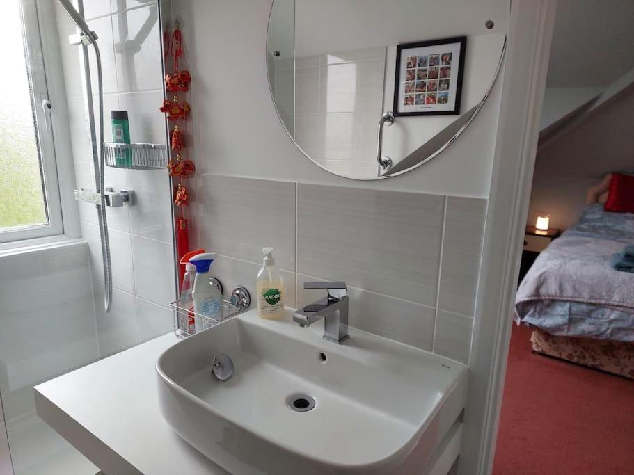 Double room with ensuite shower room in quiet, private house view 5