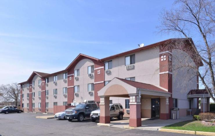 Days Inn by Wyndham Waukegan Great Lakes-Free Breakfast and Naval Base Shuttle