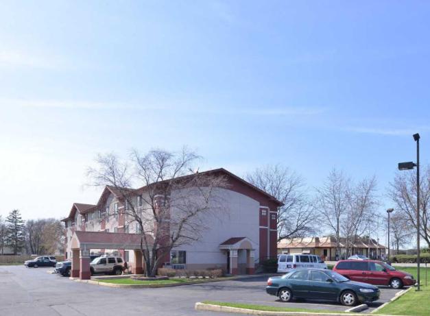 Days Inn by Wyndham Waukegan Great Lakes-Free Breakfast and Naval Base Shuttle