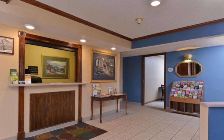 Days Inn by Wyndham Waukegan Great Lakes-Free Breakfast and Naval Base Shuttle