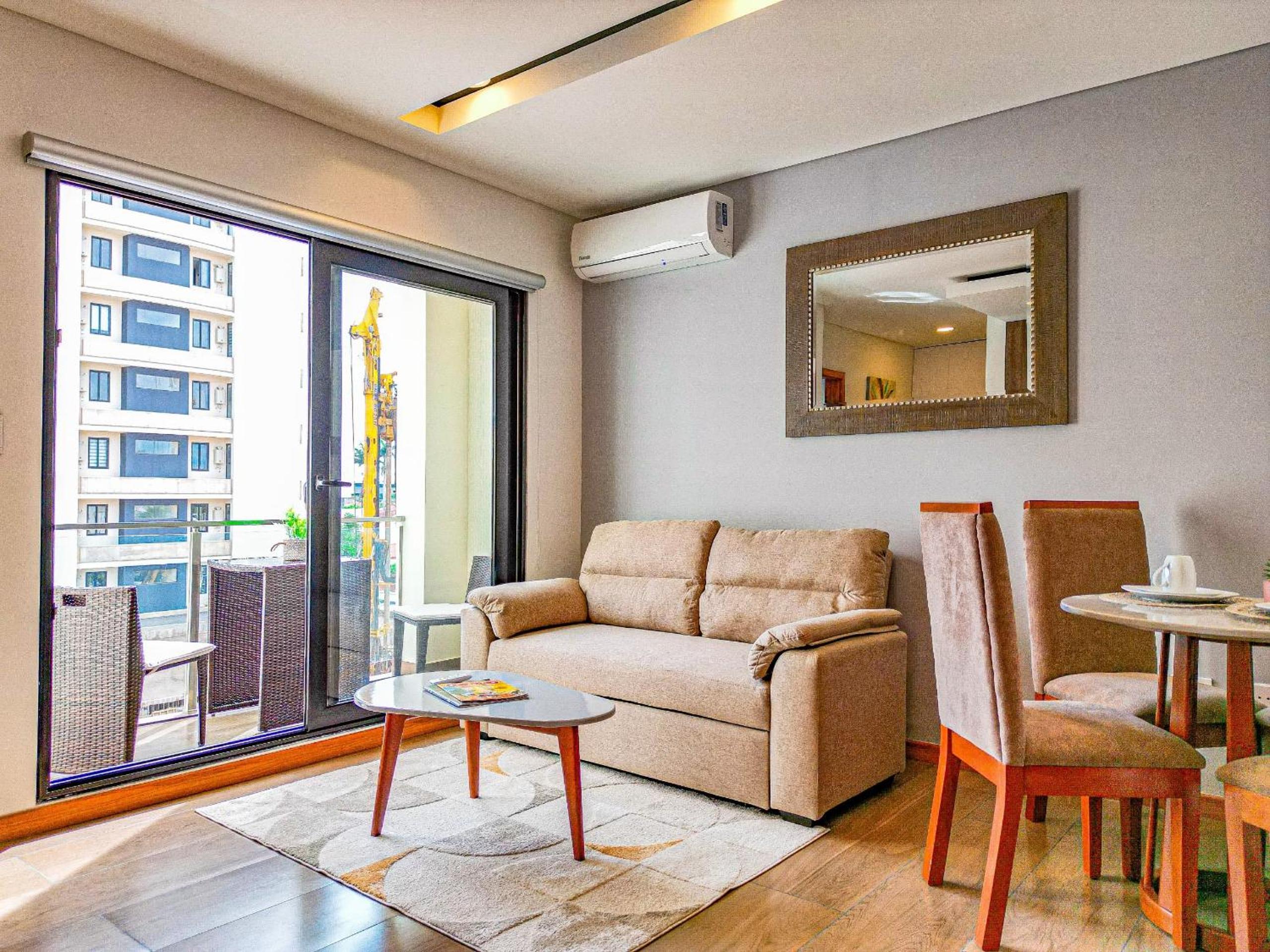 Lujoso departamento con balcón y vista hermosa