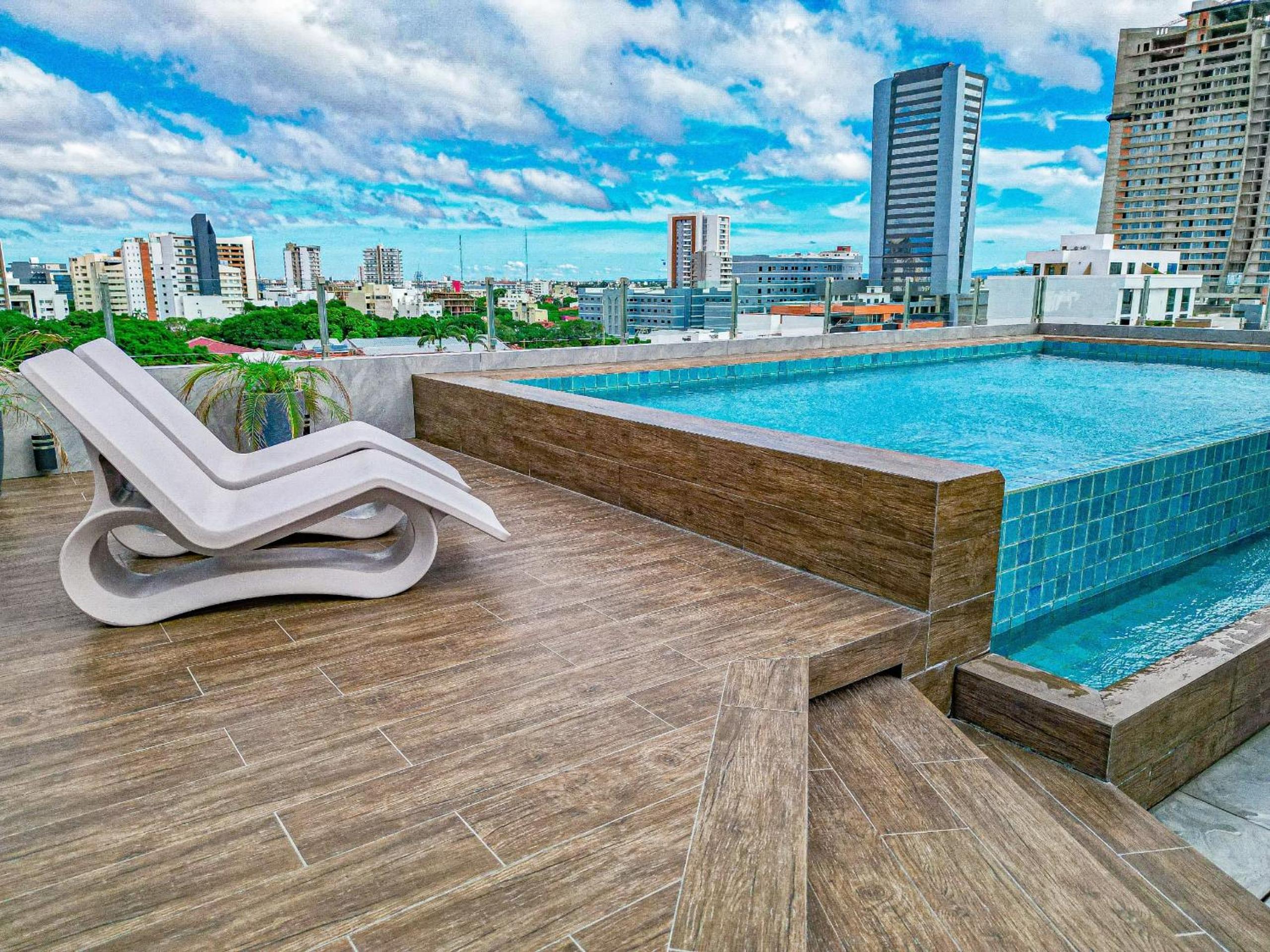 Lujoso departamento con balcón y vista hermosa