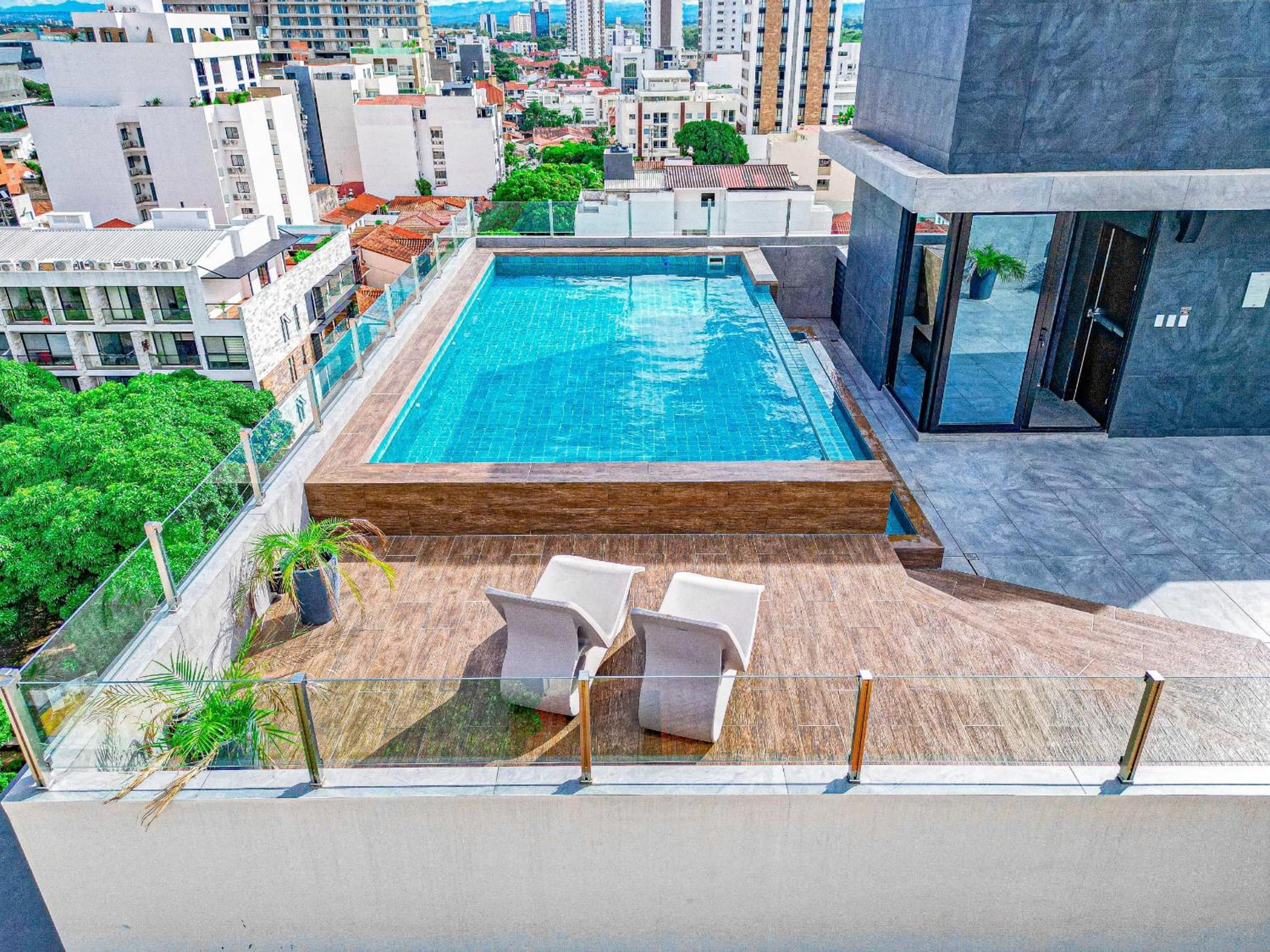 Lujoso departamento con balcón y vista hermosa