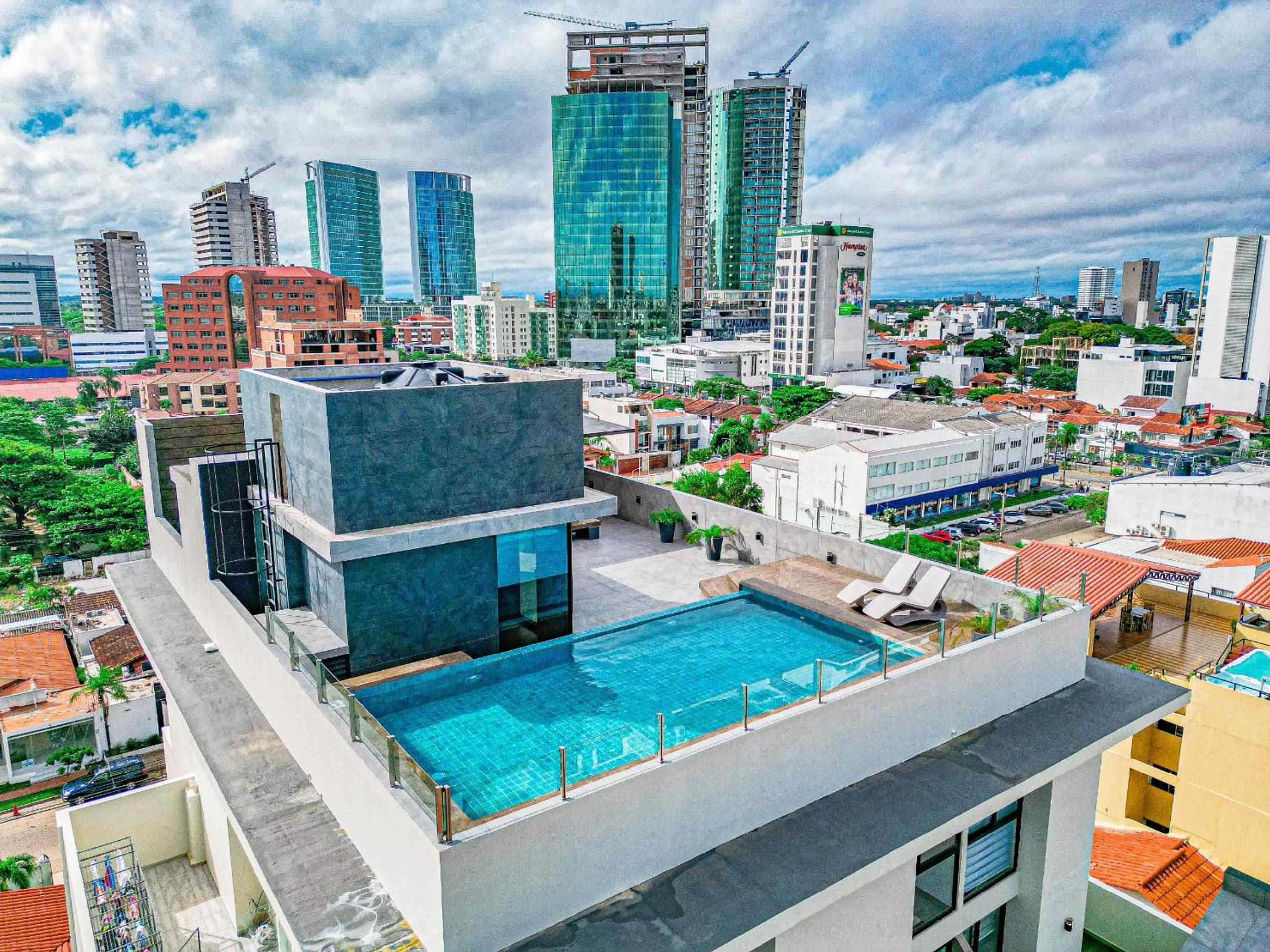 Lujoso departamento con balcón y vista hermosa