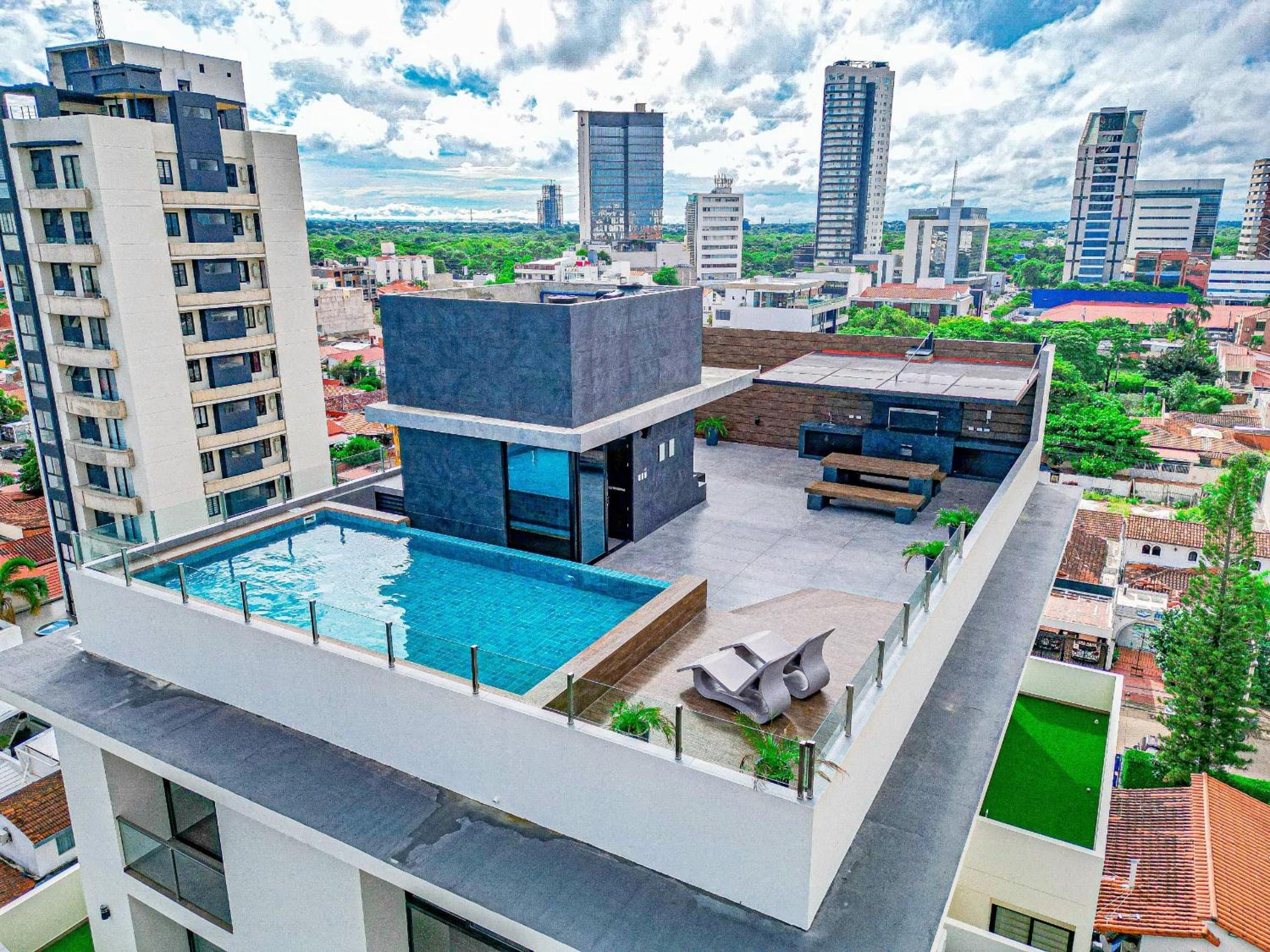 Lujoso departamento con balcón y vista hermosa