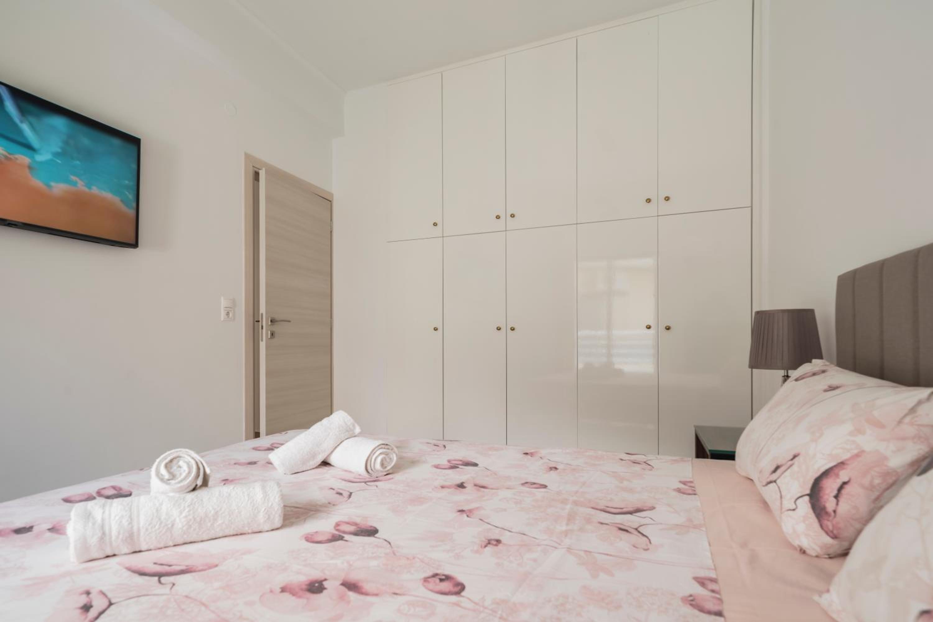 NEON 2BR Luxurious Central Apt Heraklion photo 2