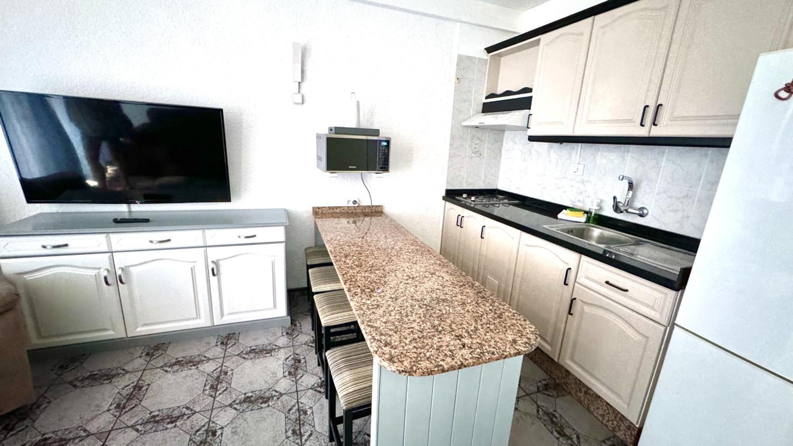 Costa Adeje Sun by Deihu Experiences en Playa de las Americas — kitchen