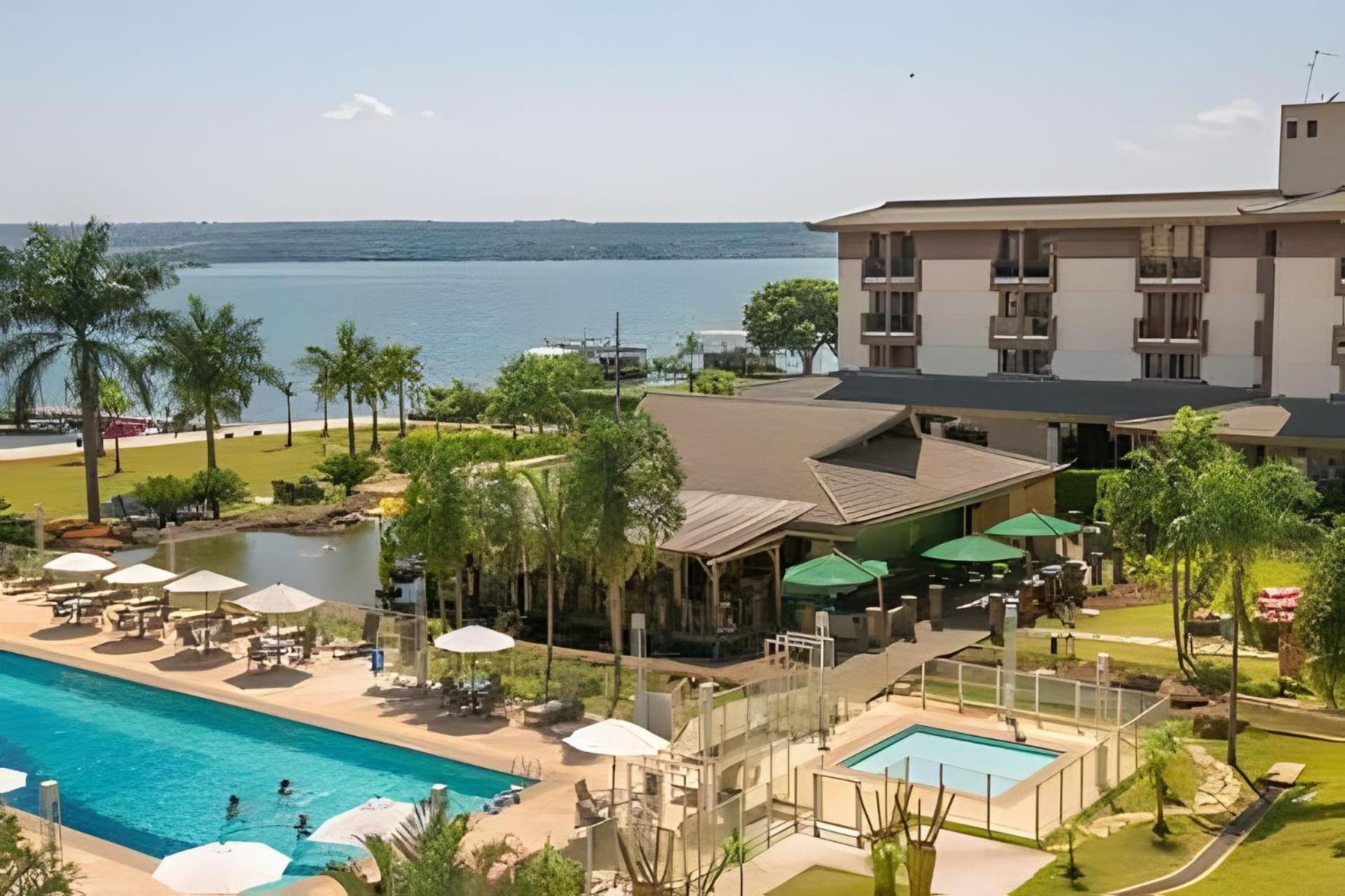 Life Resort beira lago próx a esplanada