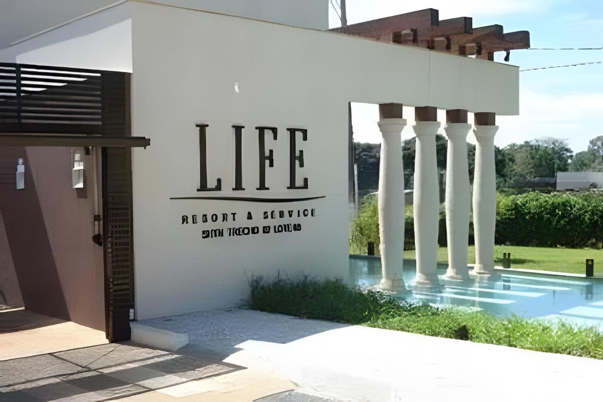 Life Resort beira lago próx a esplanada