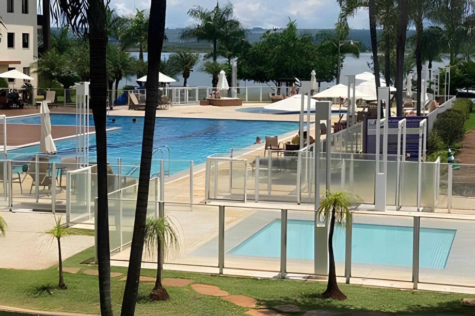 Life Resort beira lago próx a esplanada