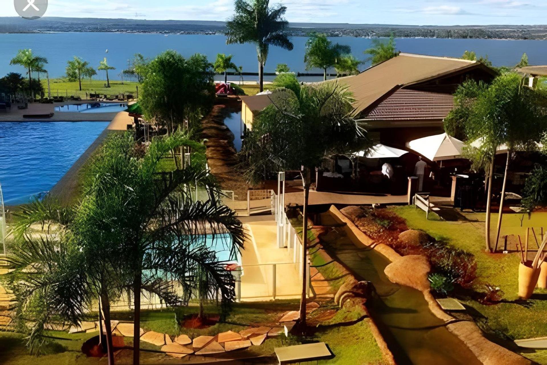 Life Resort beira lago próx a esplanada